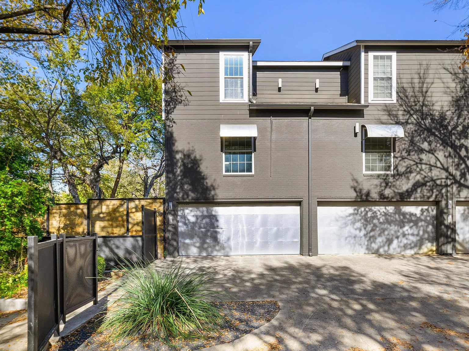 1 bed, 1.5 bath, 902 sqft, $3,700 — Photo 3