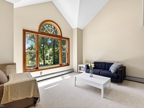 4th image of 19 Colonial Cir