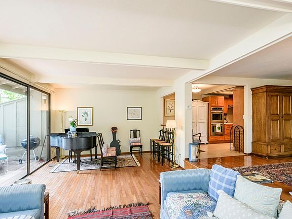 2nd image of 702 Sand Hill Cir #702
