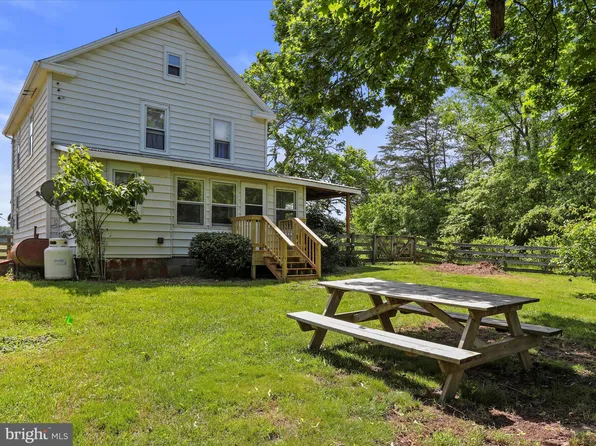 30 Deshong Ln, Hedgesville, WV 25427