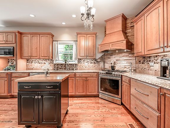 2nd image of 907 Butterfield Cir E