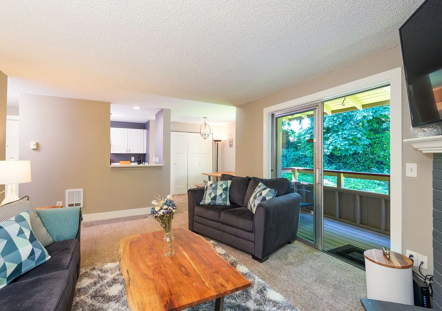Beautifully Remodeled 3 Bed, 1.75 Bath Unit Available w/ Privacy in Fairwood! — Photo 4