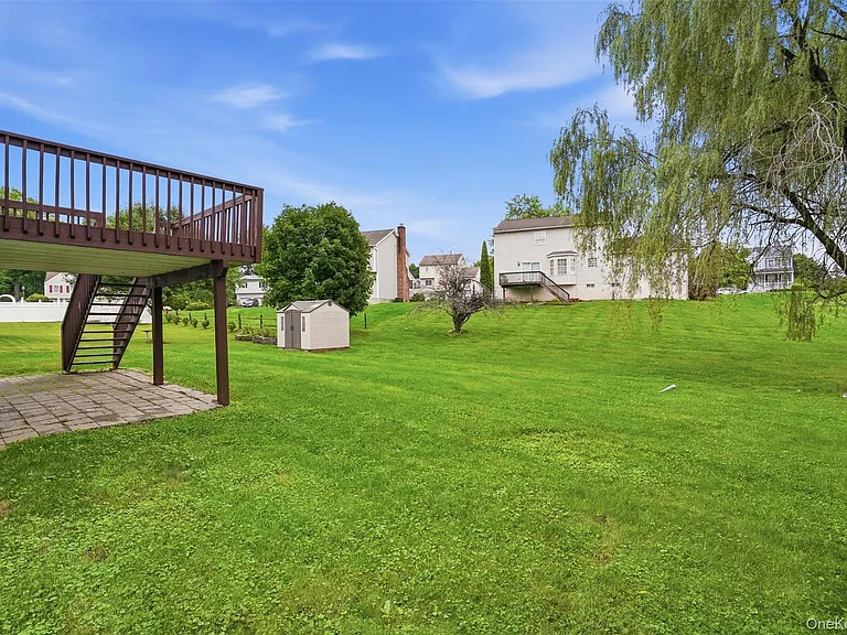 17 Watkins Dr — Photo 35