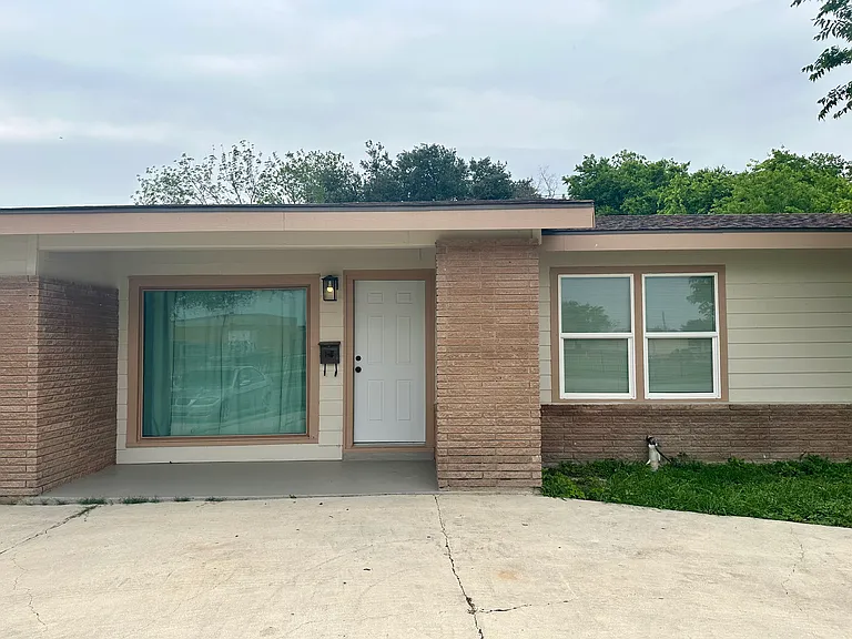 123 Nash Blvd — Photo 1