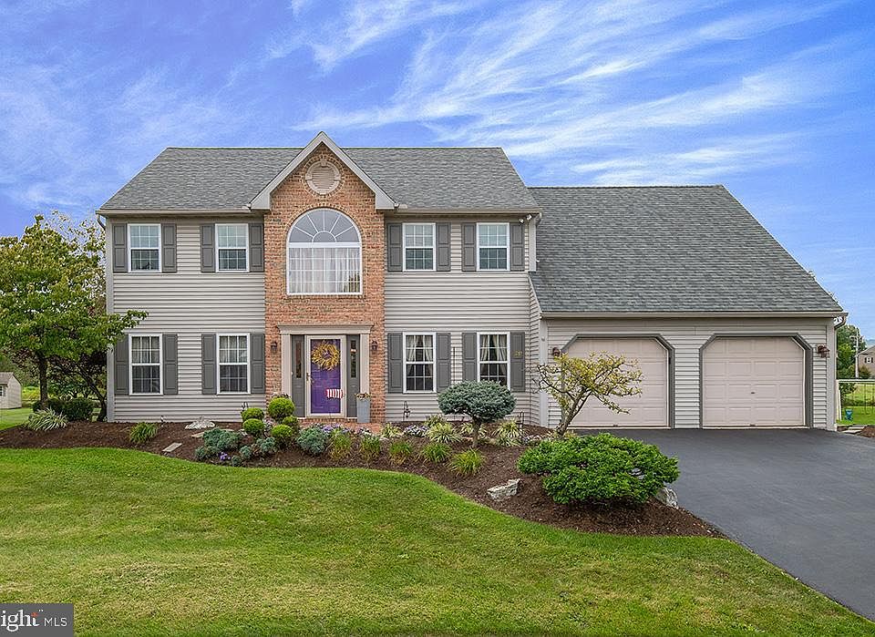 1st image of 8 Brookfield Dr