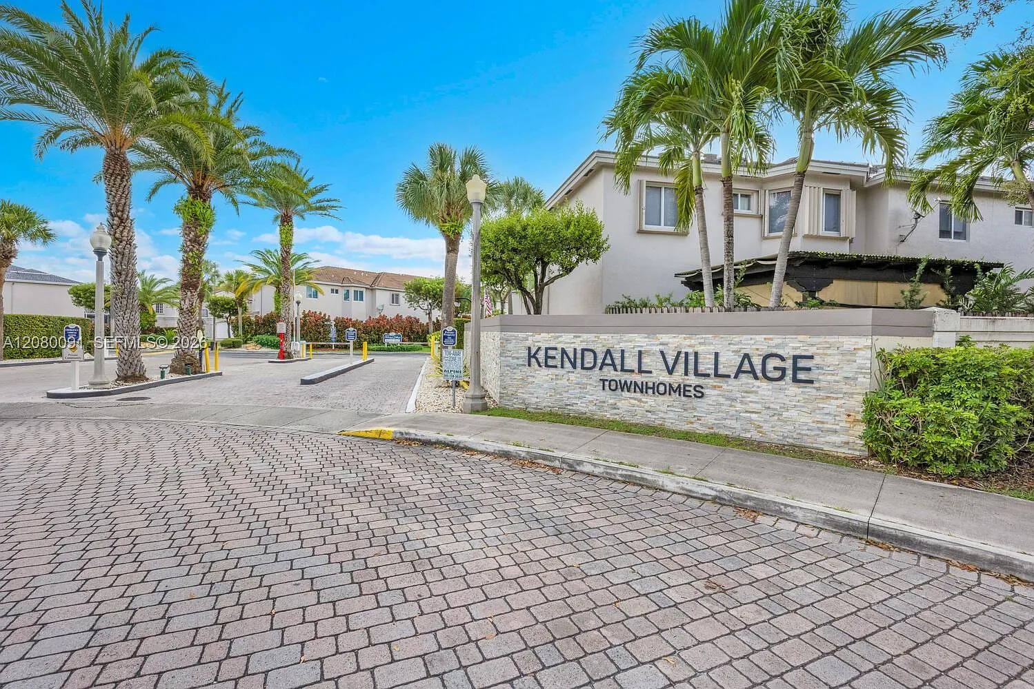 Kendall Village Townvilla — Photo 1