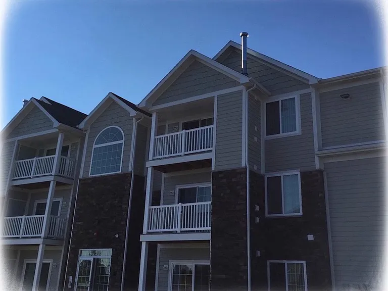 490 Tyler Ln — Photo 3