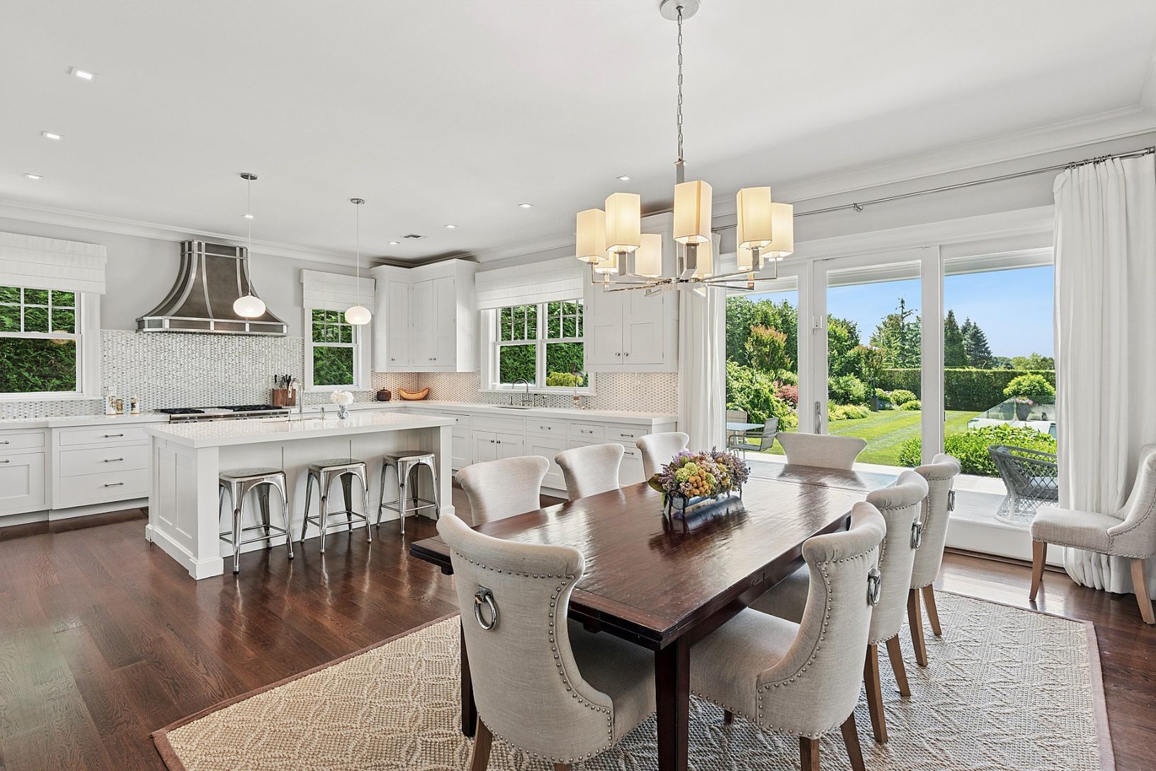Kitchen dining area overlooking the pool