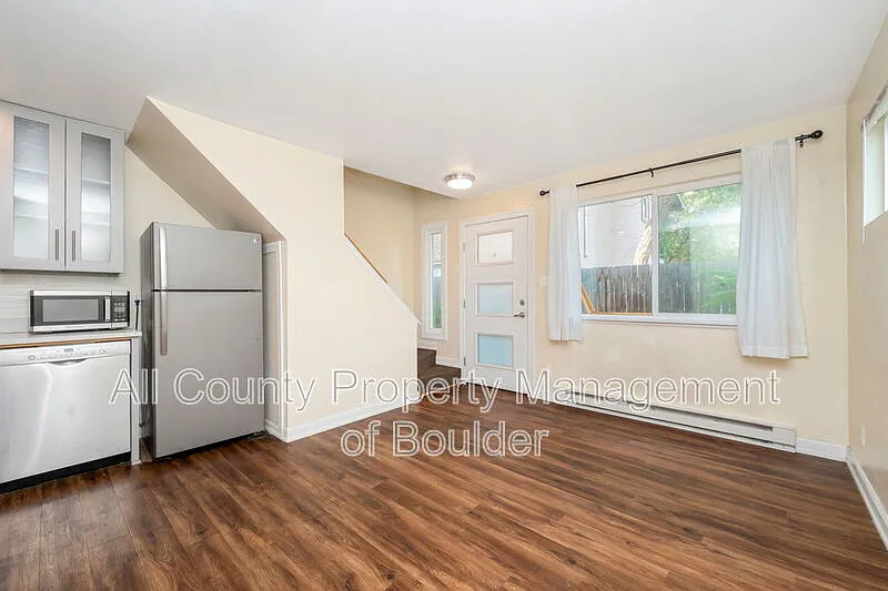 3 bed, 2.0 bath, 900 sqft, $3,000 — Photo 4