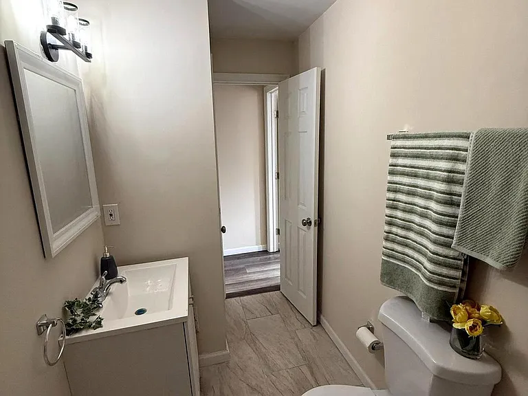 1028 E North Ave — Photo 11