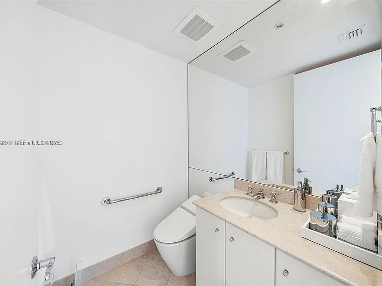 100 S Pointe Dr #1009 — Photo 6