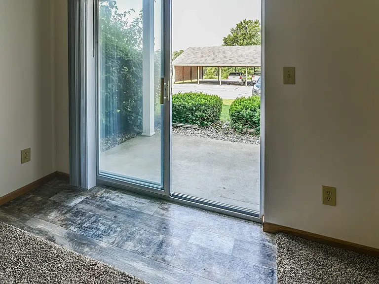 Thorn-Barry Apartments — Photo 13