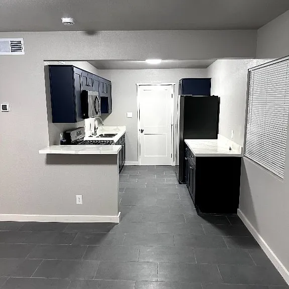 1102 W Cochise Dr #1 — Photo 2