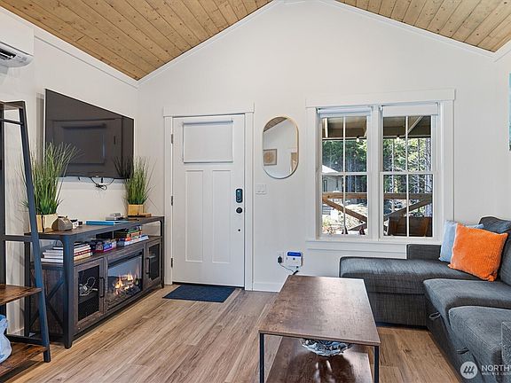 5th image of 417 E Compass Street
