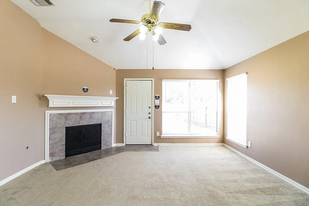 3 bed, 2.0 bath, 1945 sqft, $2,005 — Photo 4