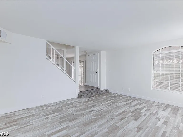 8048 W Rochelle Ave — Photo 9