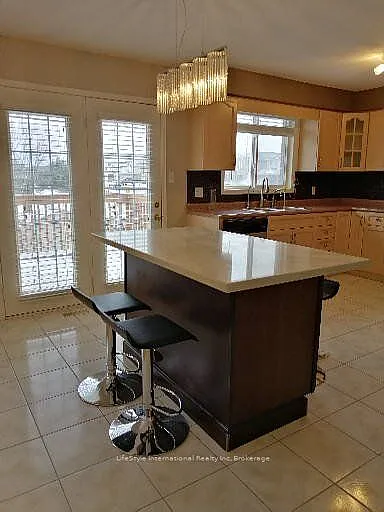 22 Clairfields Dr W #MAIN — Photo 6