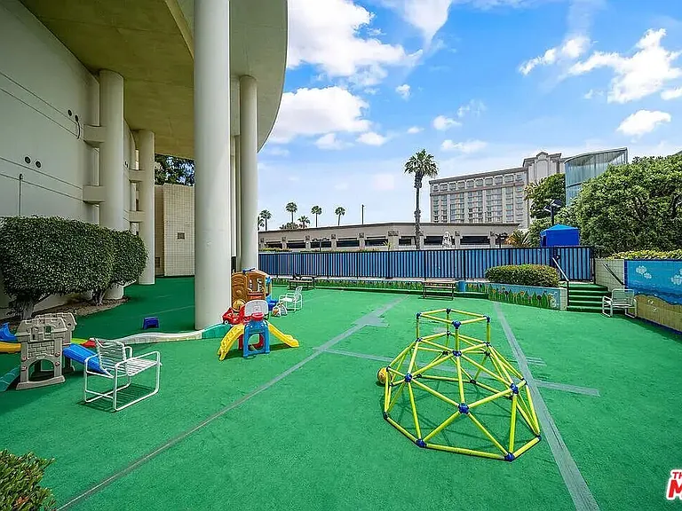 4333 Marina City Dr — Photo 47