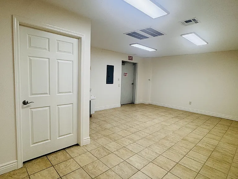 2907 Nederland Ave — Photo 11