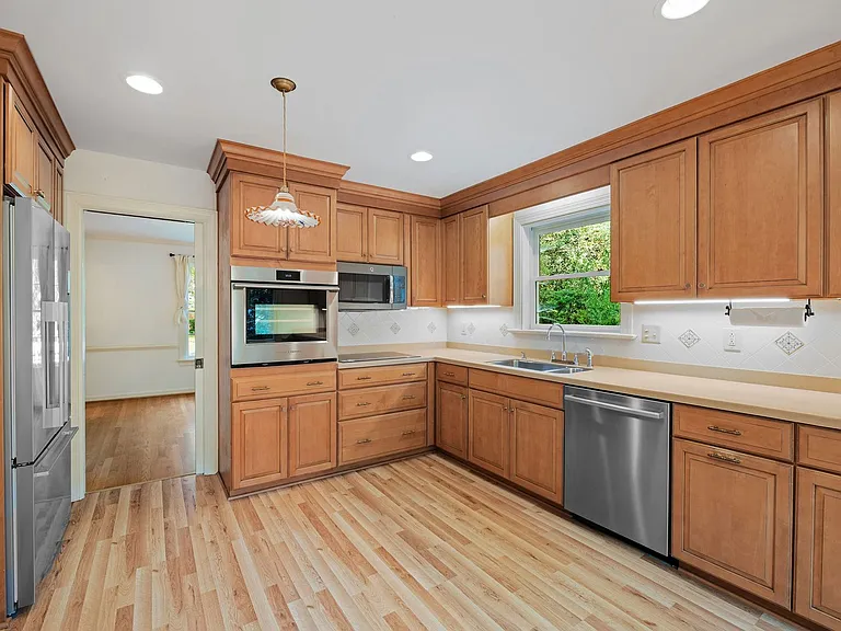 2401 Scarsborough Dr — Photo 10