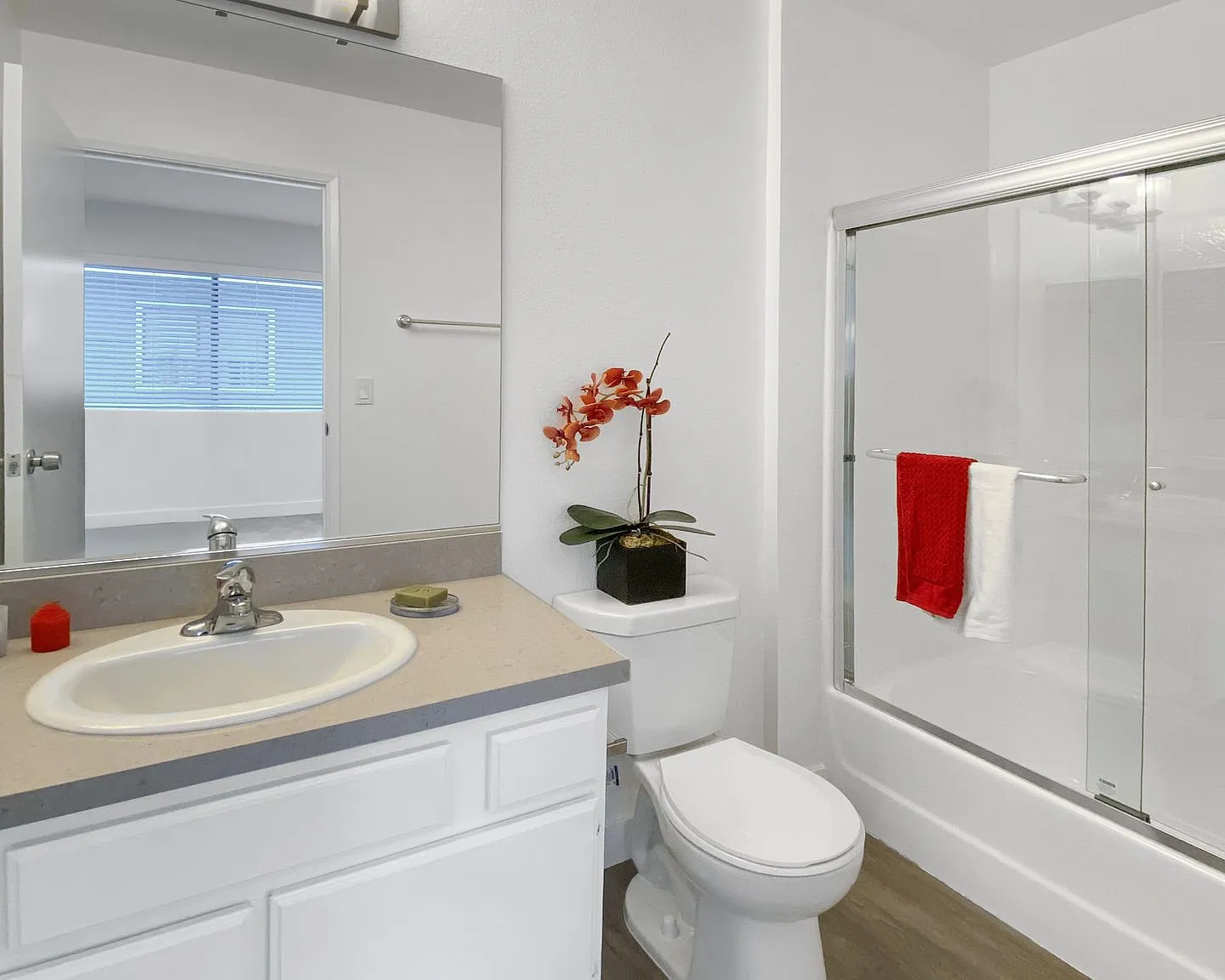 2 Bed, 2.5 Bath Townhouse Unit * North Glendale * Washer Dryer — Photo 2