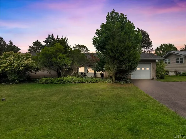 217 Wynnfield Dr, Syracuse, NY 13219
