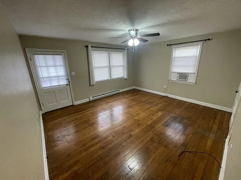 215 Carson Ct — Photo 6