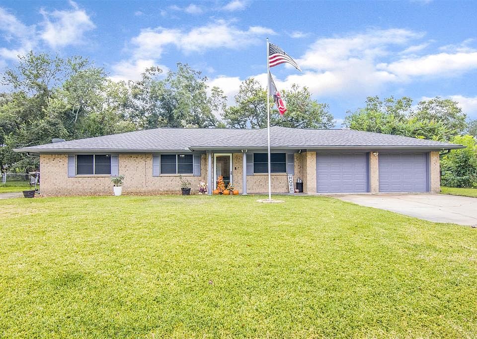 1st image of 241 San Saba St