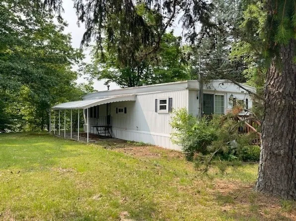 4 Center St, Brimfield, MA 01010