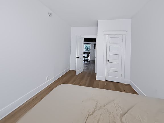 3rd image of 940 Everett St #1