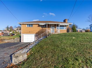 266 Kentucky Dr, Lower Burrell, PA 15068