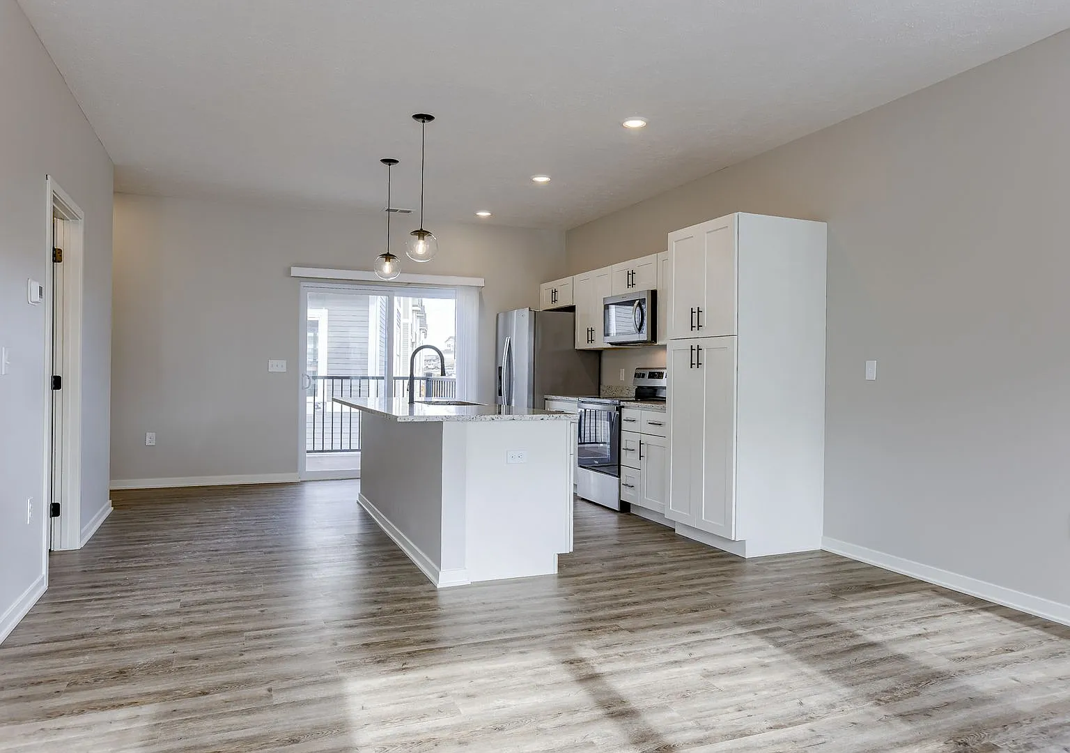 Gorgeous 3 Bedroom Townhome!! — Photo 4
