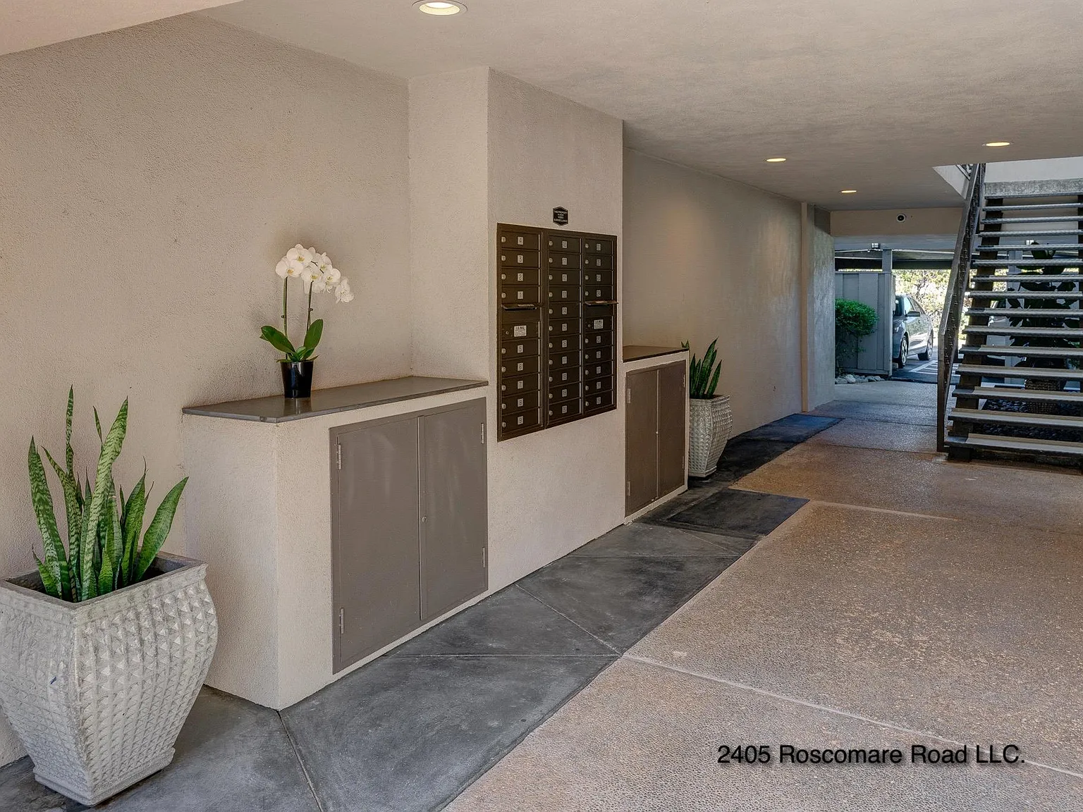 The Roscomare Apartments — Photo 4
