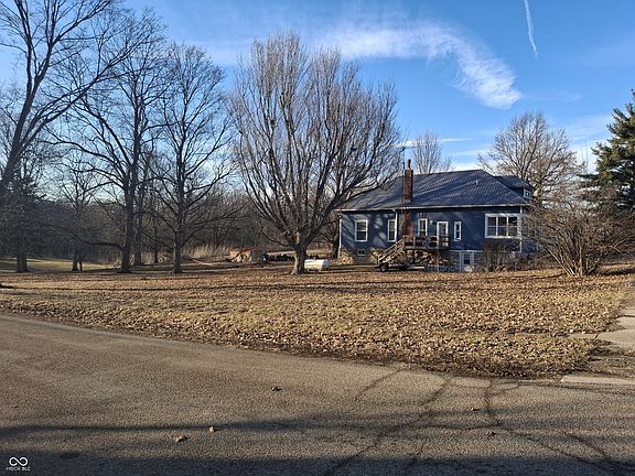 4th image of 102 N Warren St