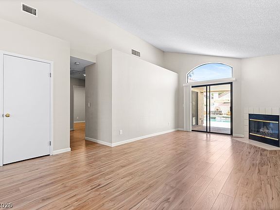 2nd image of 2712 Strathmoor Dr