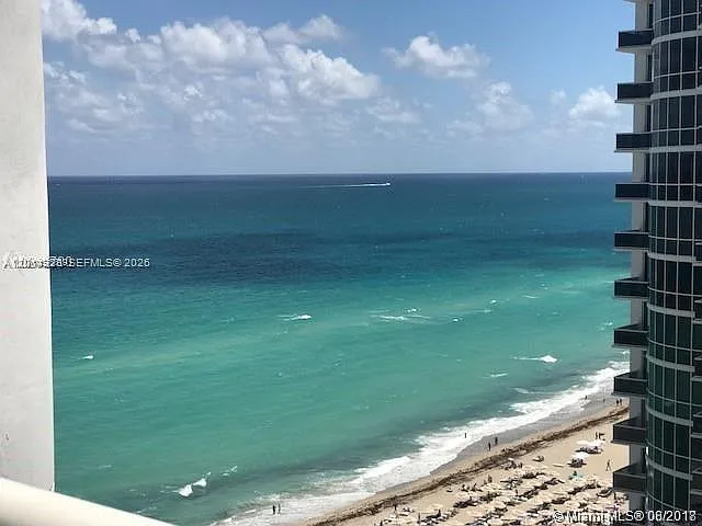 Trump Royale Condo — Photo 3