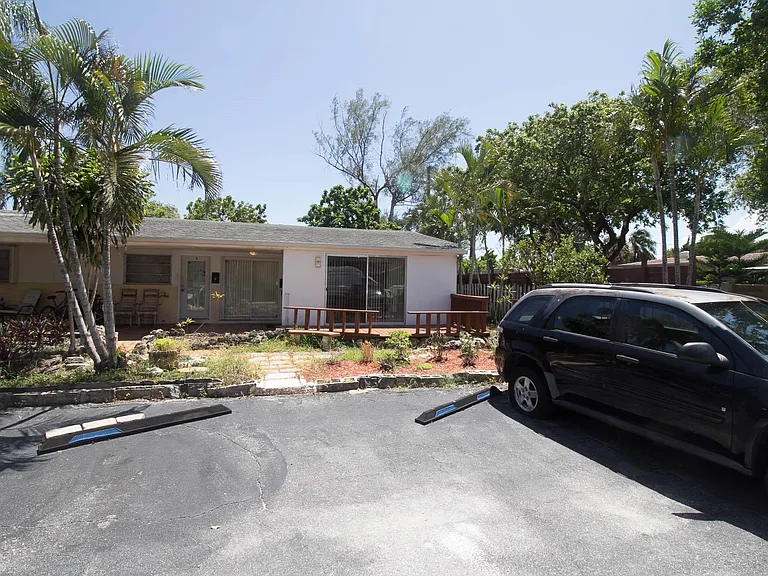 909 NE 12th Ave — Photo 17