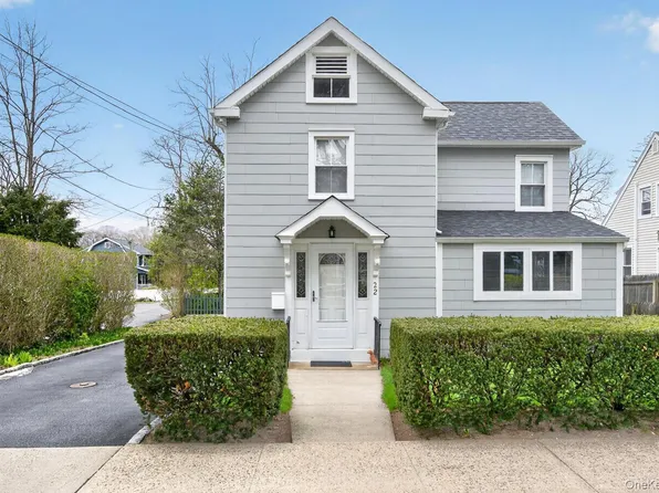 22 Perry Avenue, Bayville, NY 11709