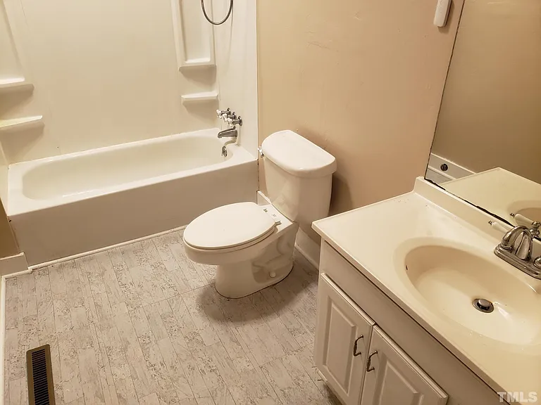 204 E Davis St — Photo 11