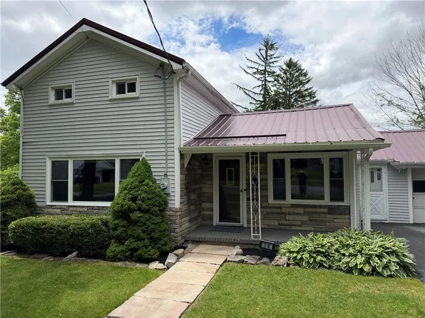 14 Gilbert St, Le Roy, NY 14482