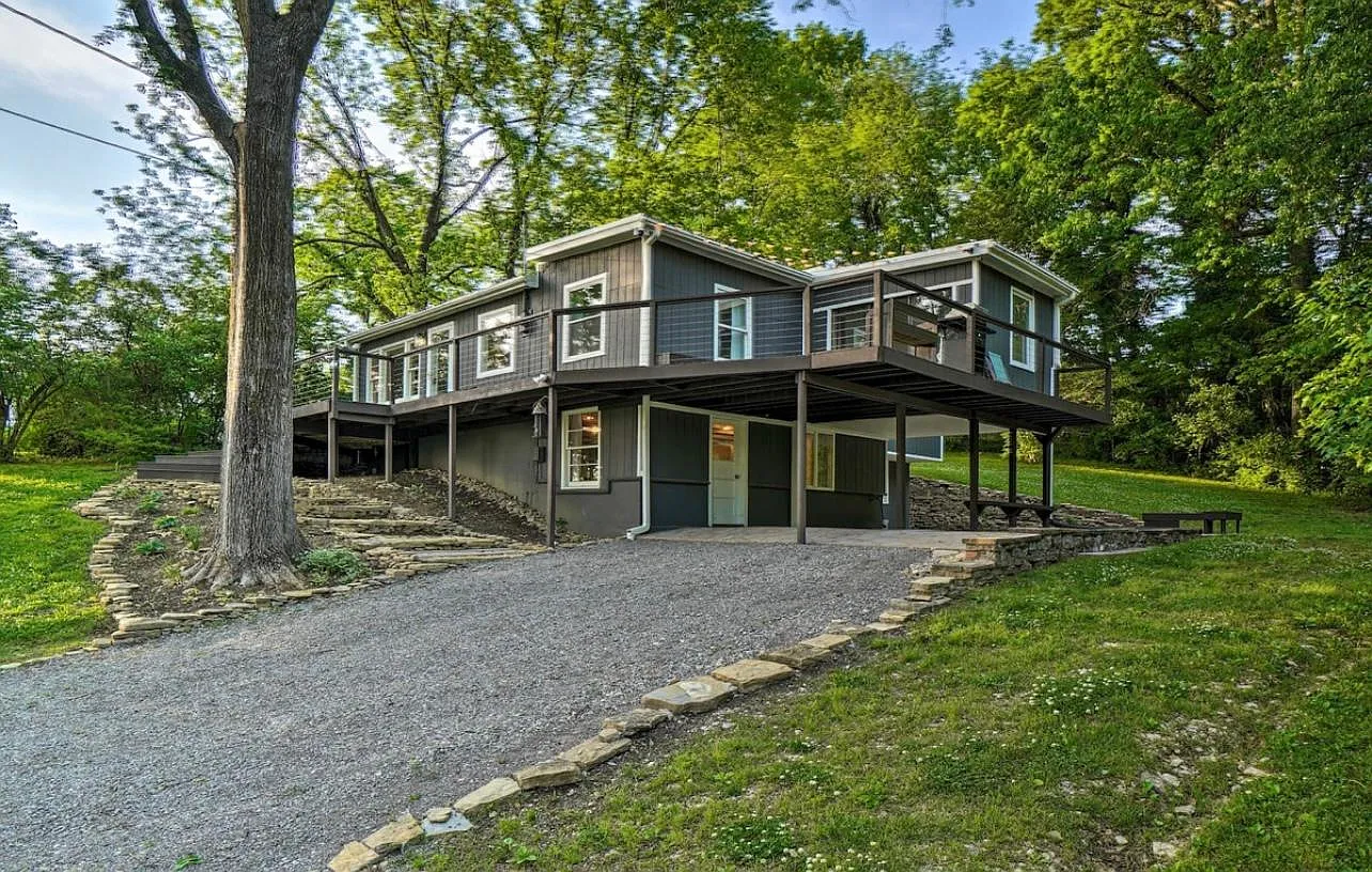 328 River Dr — Photo 2