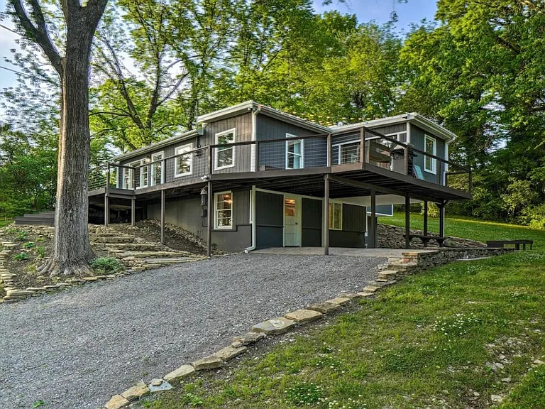 328 River Dr — Photo 2
