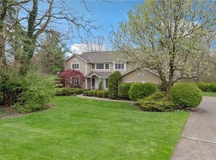 5560 Spring Grove Dr, Solon, OH 44139