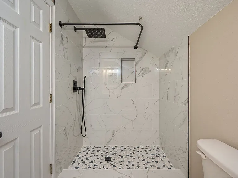 804 Sparkleberry Cv — Photo 35