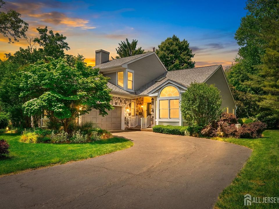 1st image of 22 Boxwood Dr