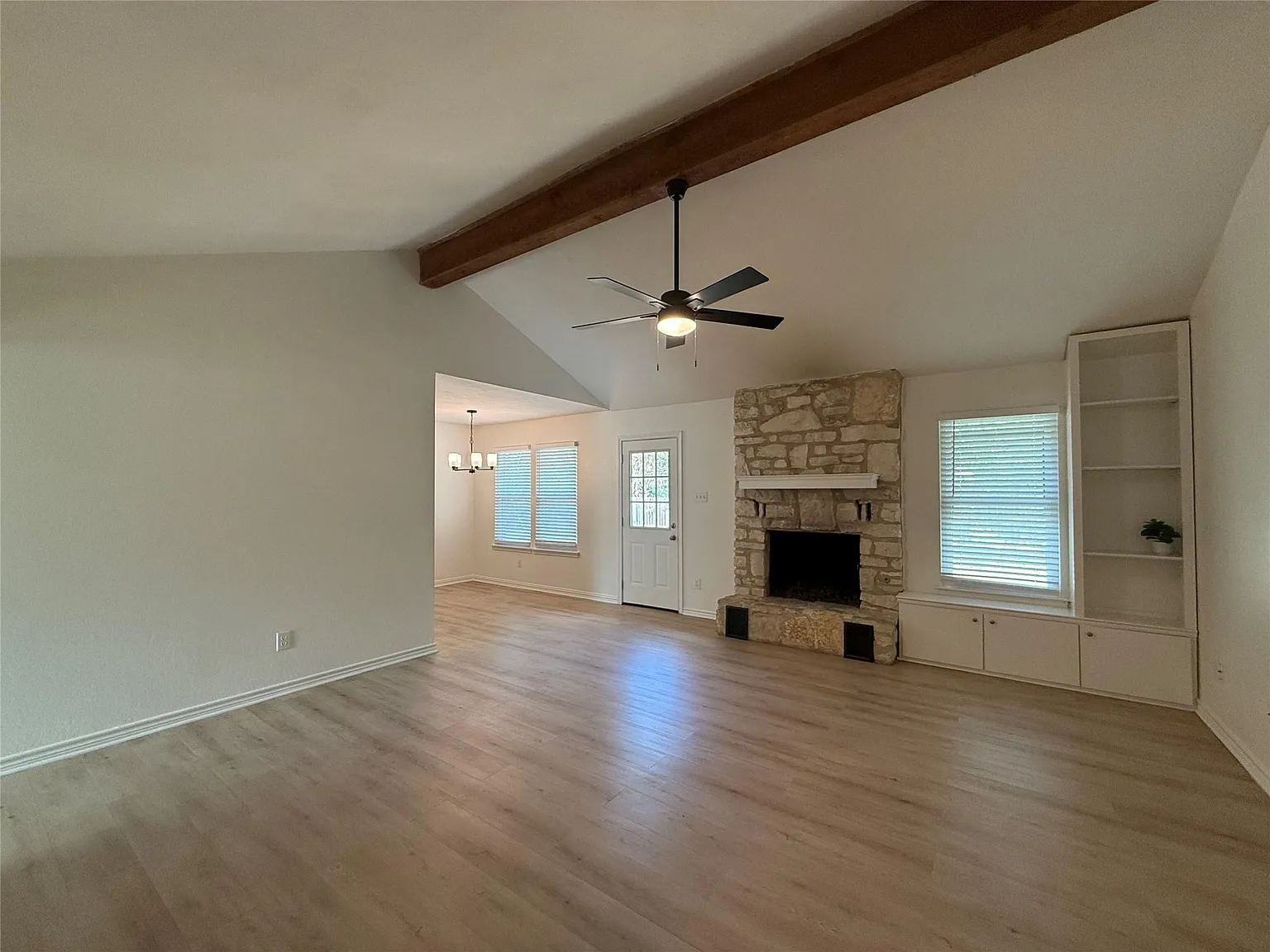 3 bed, 2.0 bath, 1394 sqft, $1,900 — Photo 3