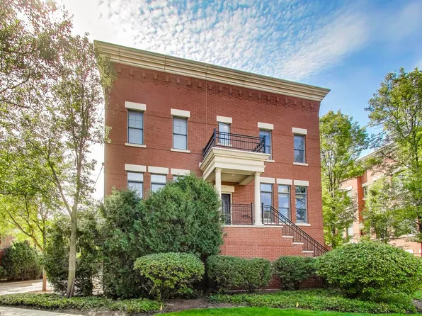 150 Festival Ct, Elgin, IL 60120