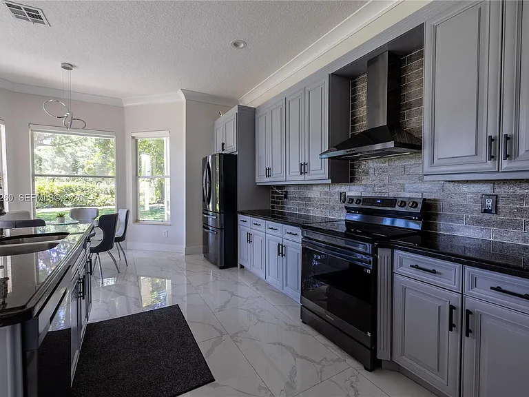 8904 Maple Hill Ct — Photo 3