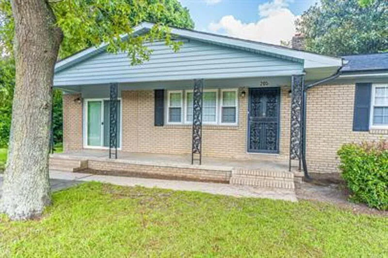 3 bed, 1.5 bath, 1640 sqft, $1,600 — Photo 3
