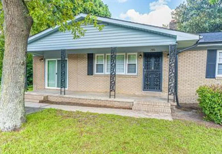 205 N Glover St — Photo 3
